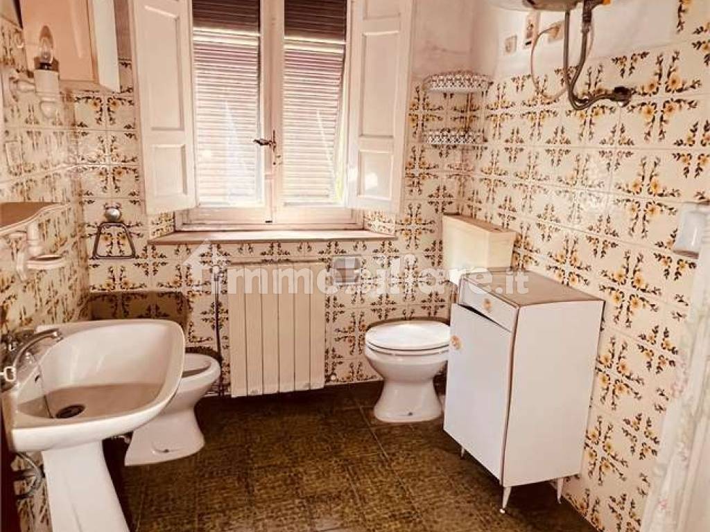 Bagno con doccia primo piano