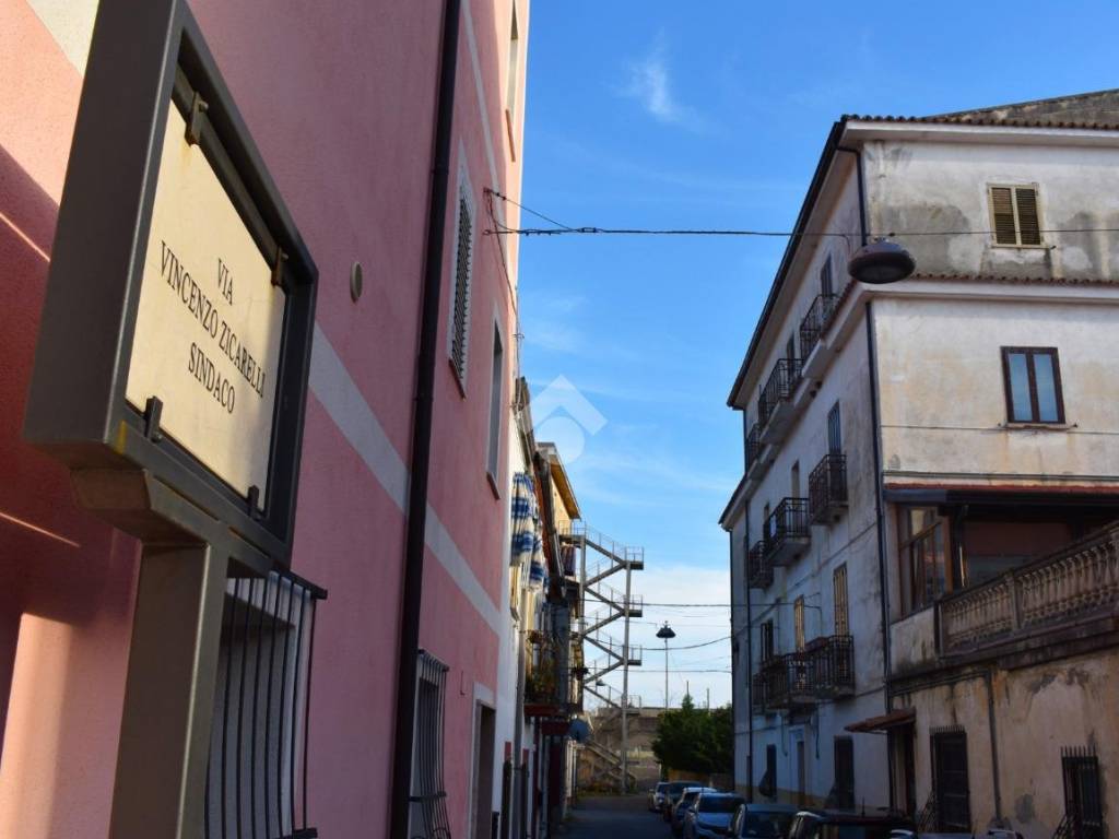 Vista della via del palazzo