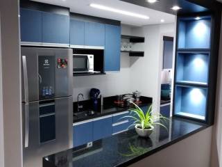 Cozinha azul azulão em 2022 Cozinhas marrons…