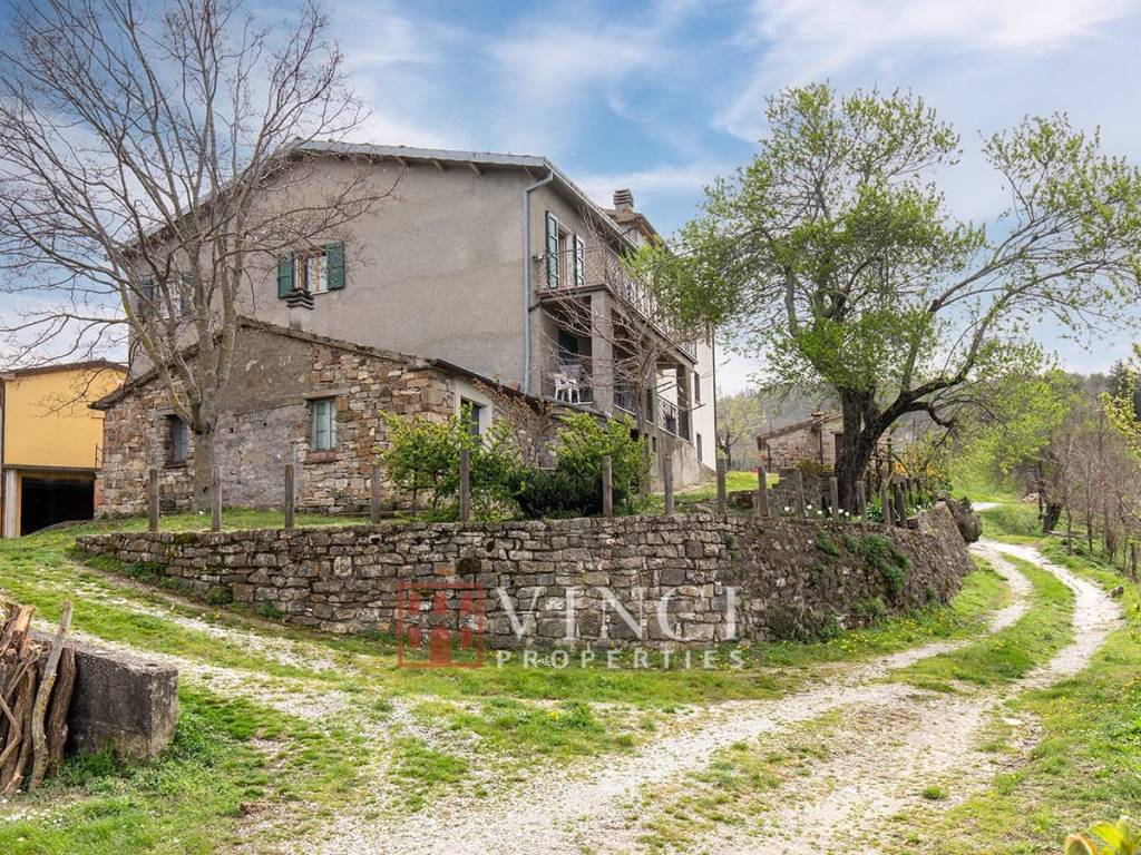 Agriturismo con terreno agricolo