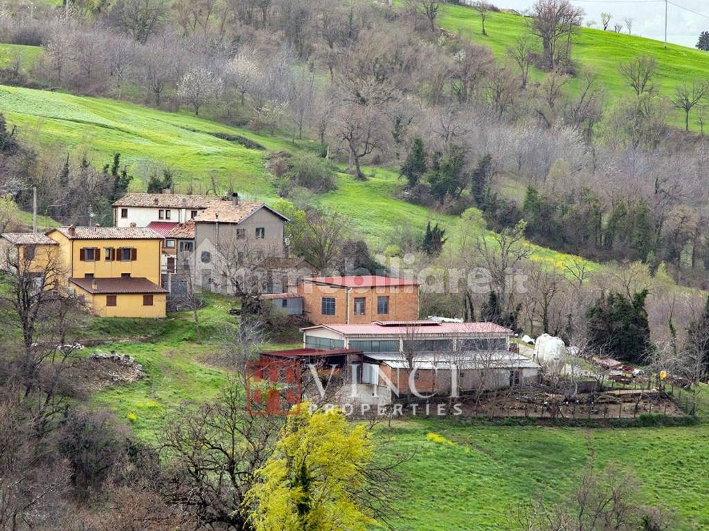 Agriturismo con terreno agricolo