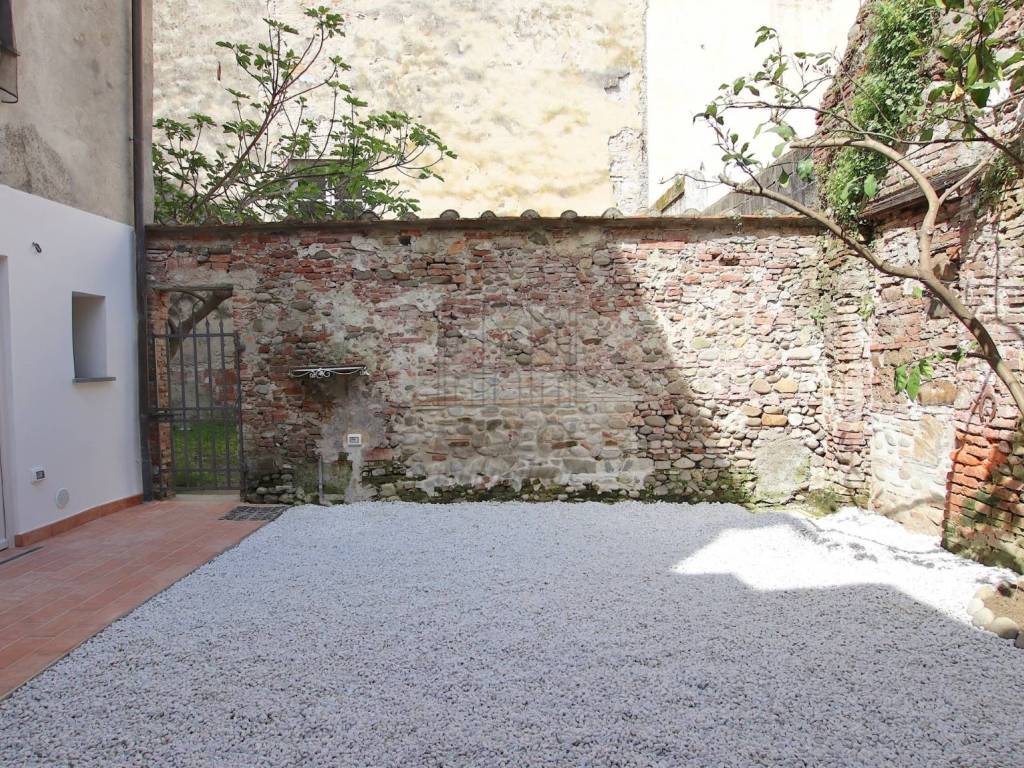 appartamento con giardino centro storico lucca.JPG