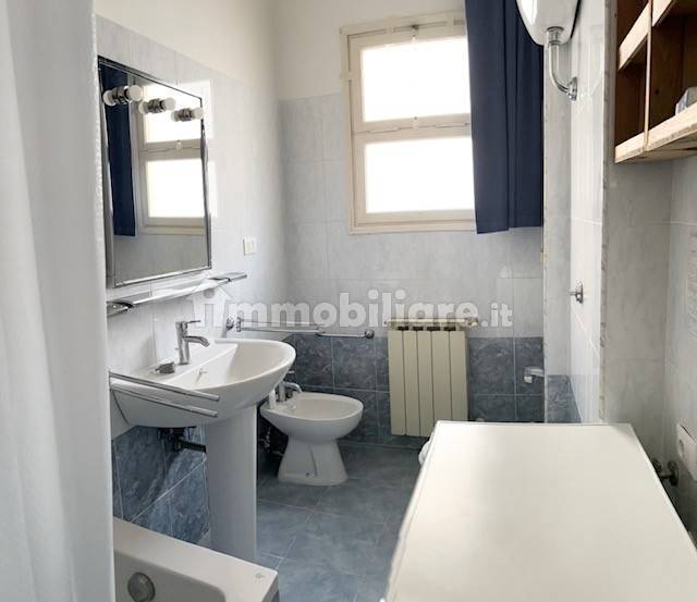 bagno completo con finestra