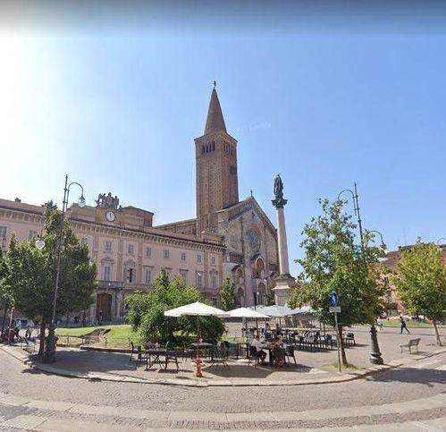 Locale commerciale piazza duomo 19, centro storico, piacenza