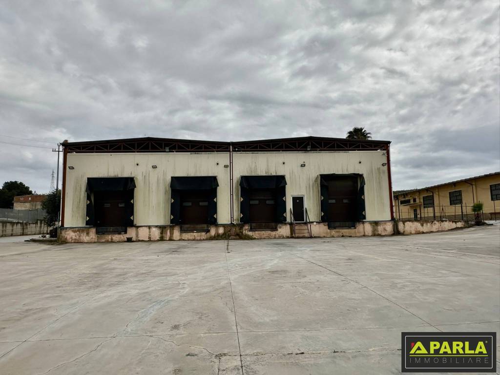 Capannone strada statale agrigentina, canicattì