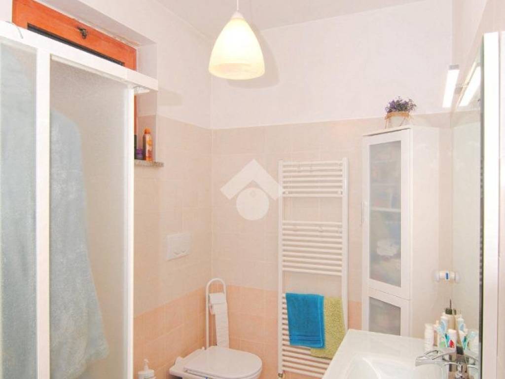 bagno finestrato con doccia