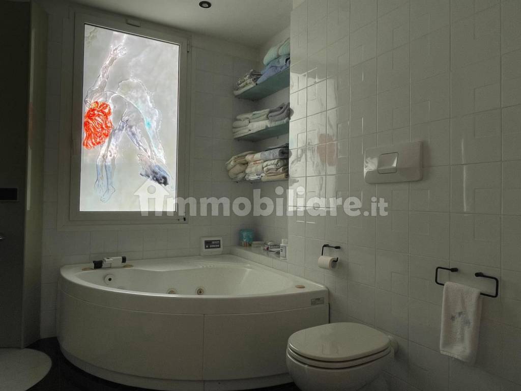 bagno con vasca idromassaggio