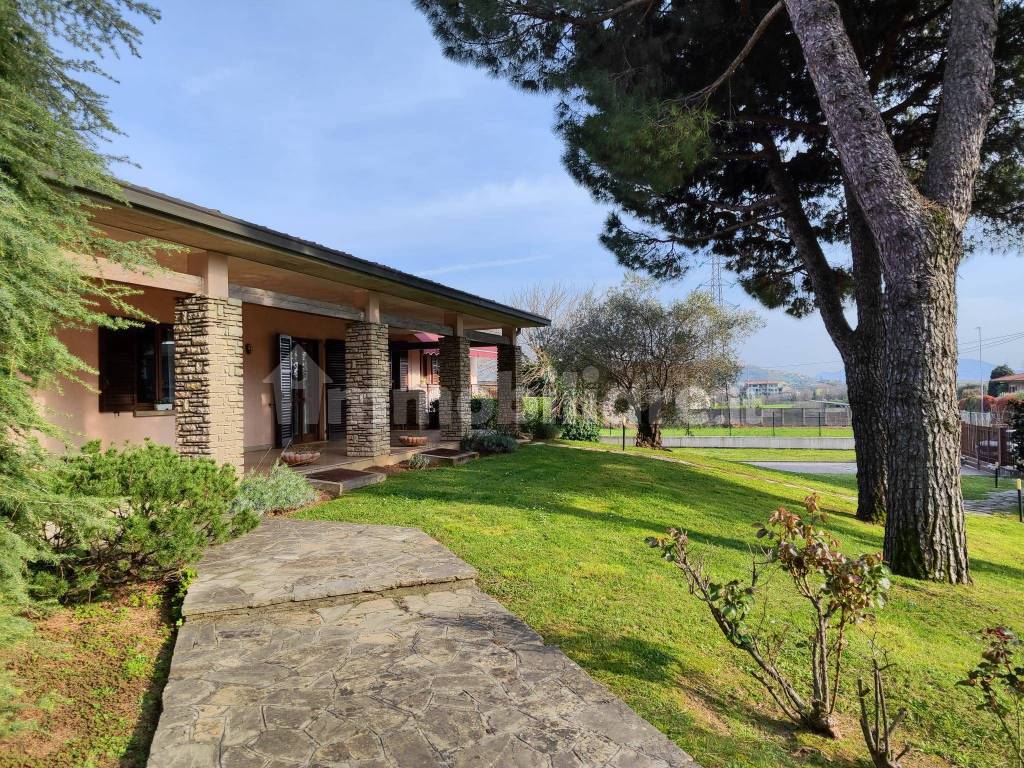 VILLA CON GIARDINO