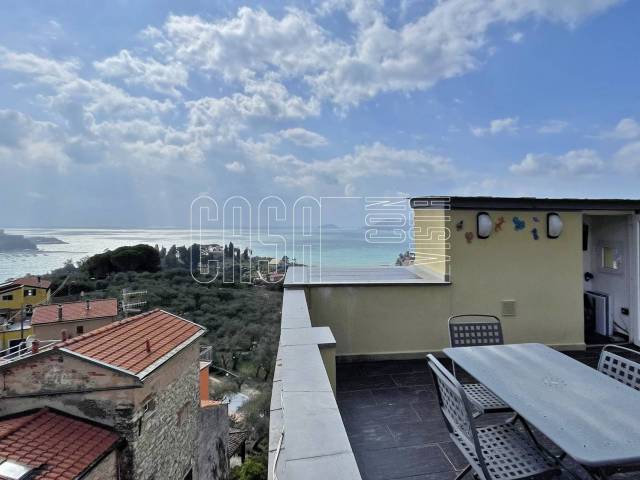 Terrazza con vista mare piano quarto