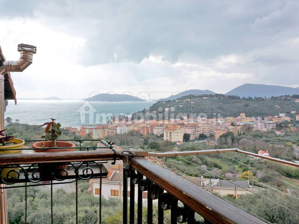 Balcone con vista mare piano secondo