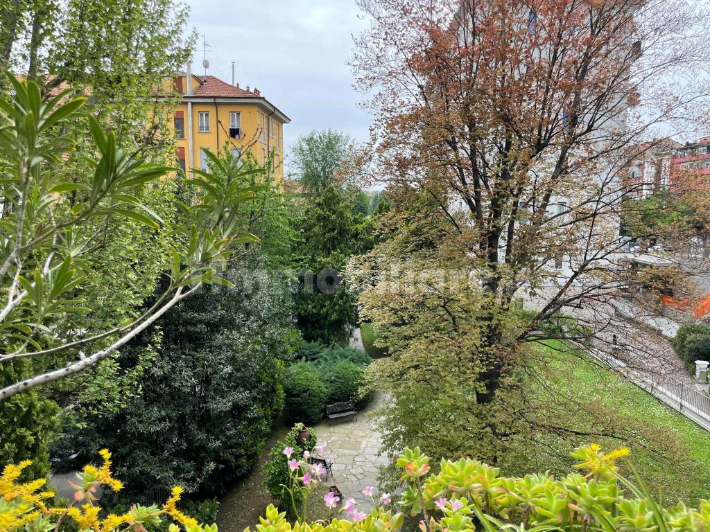 vista dal balcone sul giardino condominiale