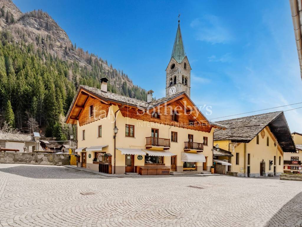 Vista piazza centrale e campanile