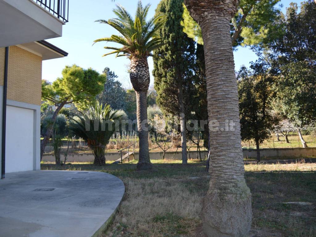 Giardino con accesso secondario al Rustico