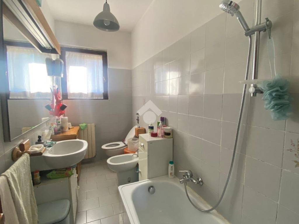 bagno finestrato con vasca