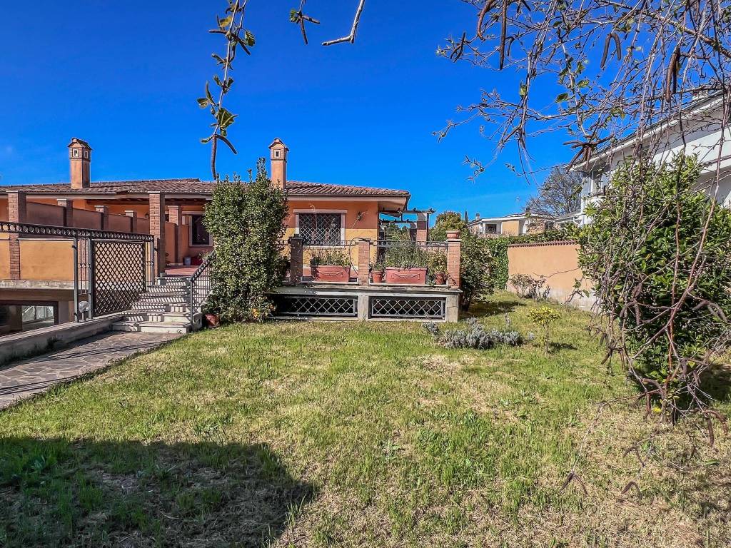 Villa bifamiliare via Ponte Gardena, Infernetto, Roma