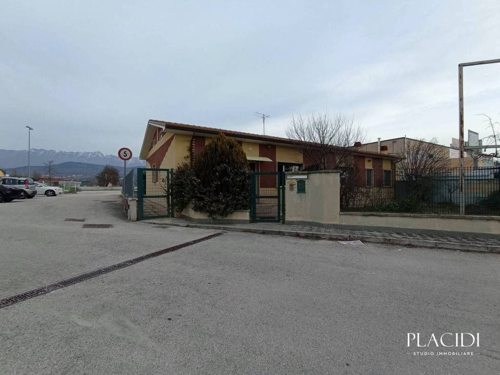 Edificio Esterno su Parcheggio