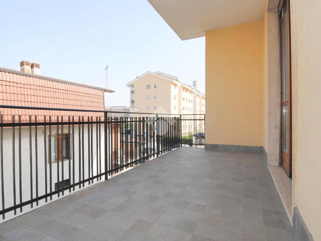 terrazzino accessibie da soggiorno e cucina abitabile