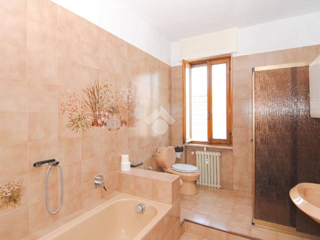 bagno finestrato con vasca e doccia