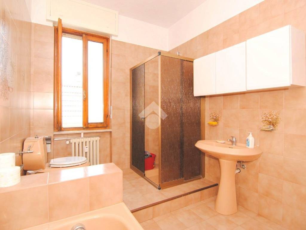 bagno finestrato con vasca e doccia