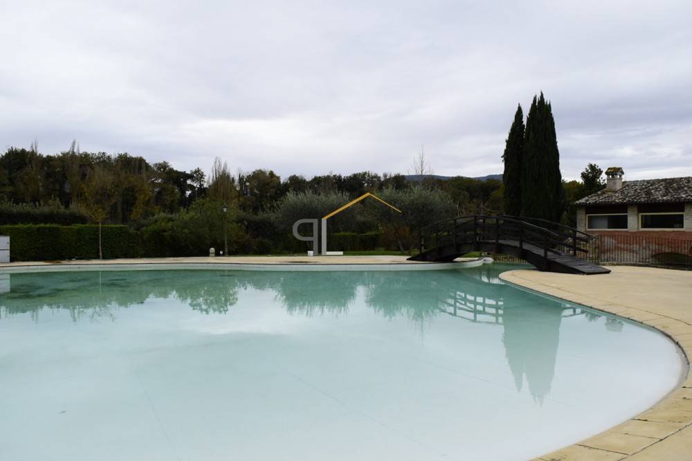 Ampia Piscina con pavimentazione esterna