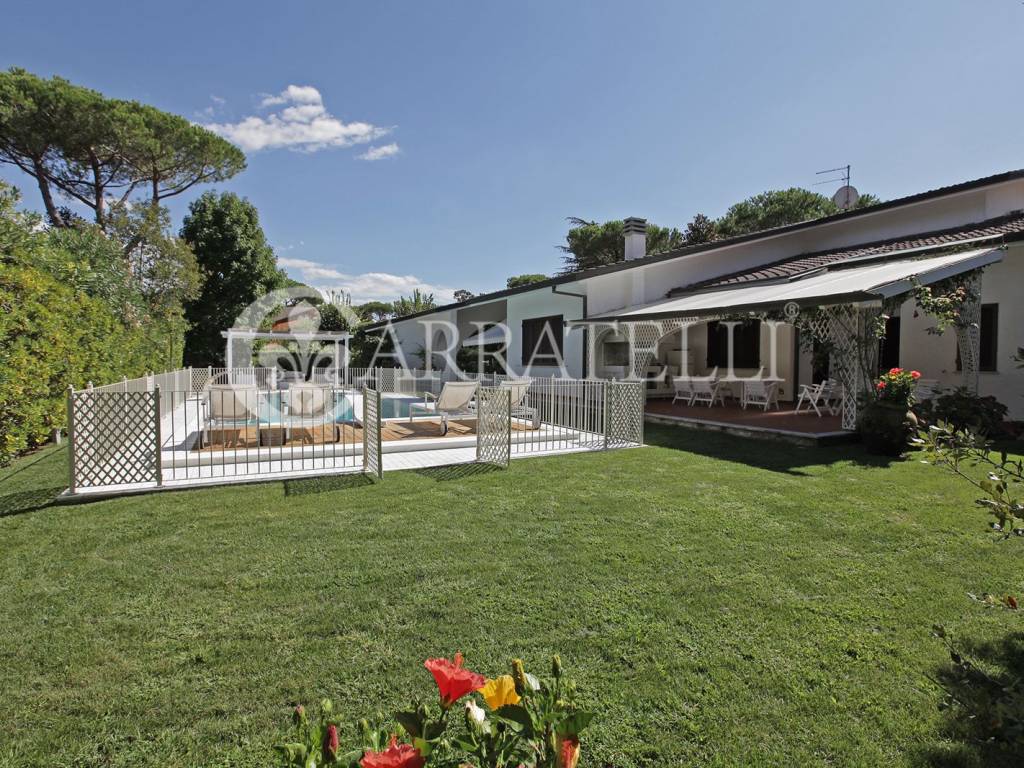 Prestigiosa villa con piscina a Forte dei Marmi