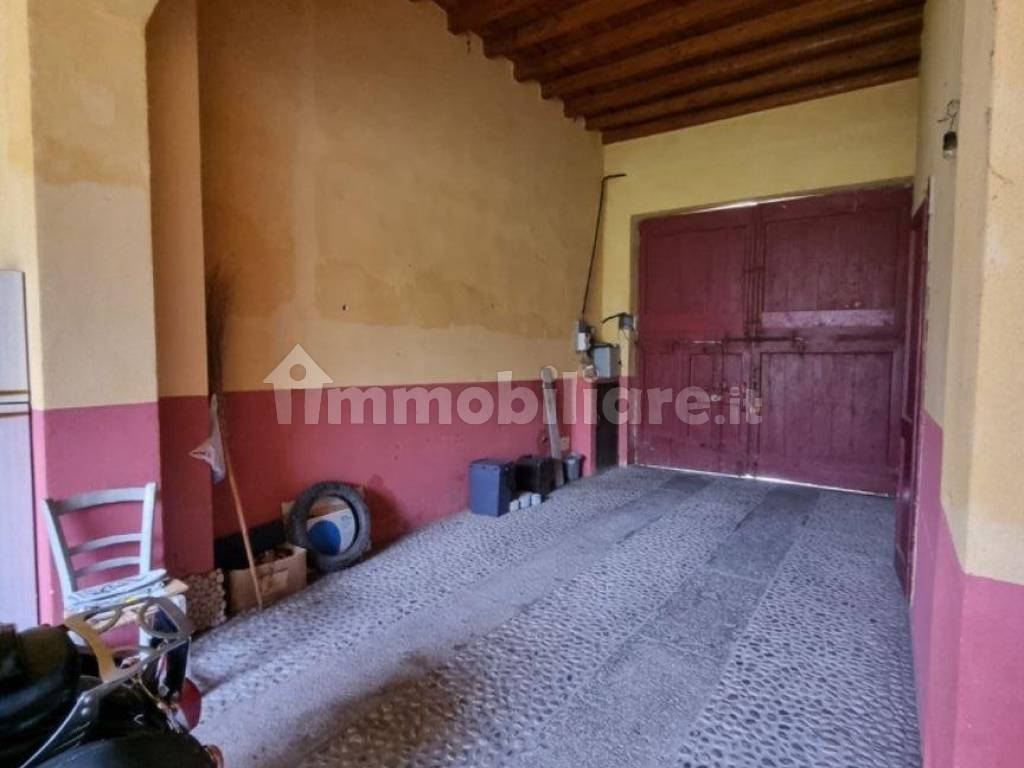 Portico privato con posto auto