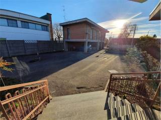 Ampia area uffici indipendente in locazione