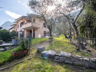 Foto - Vendita villa con giardino, Oliveto Lario, Lago di Como