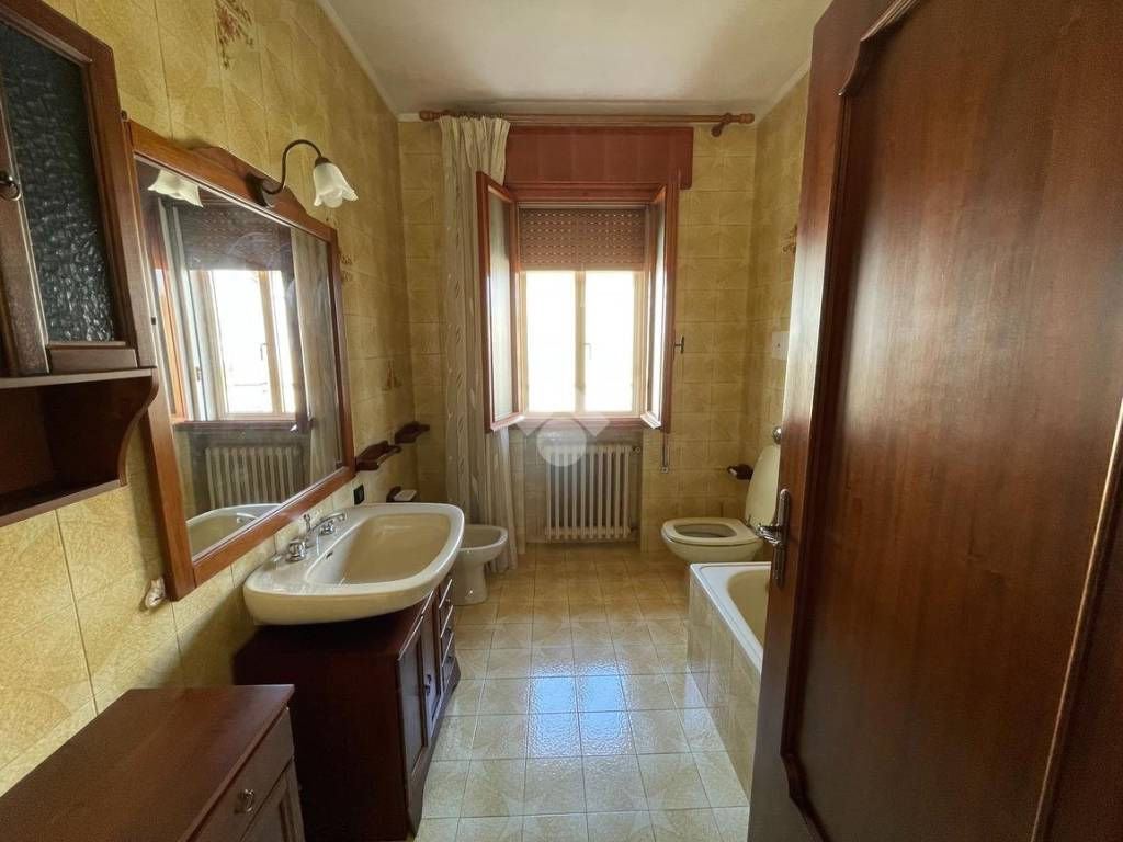 bagno con vasca piano primo