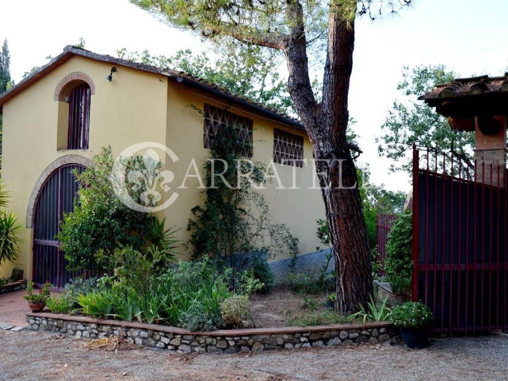 Casale con piscina ed ulivi a Montespertoli