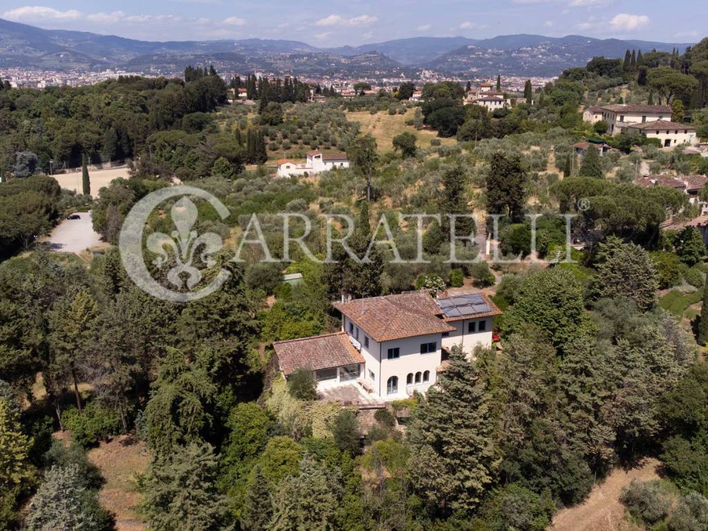 Elegante villa in stile unico con grande giardino 