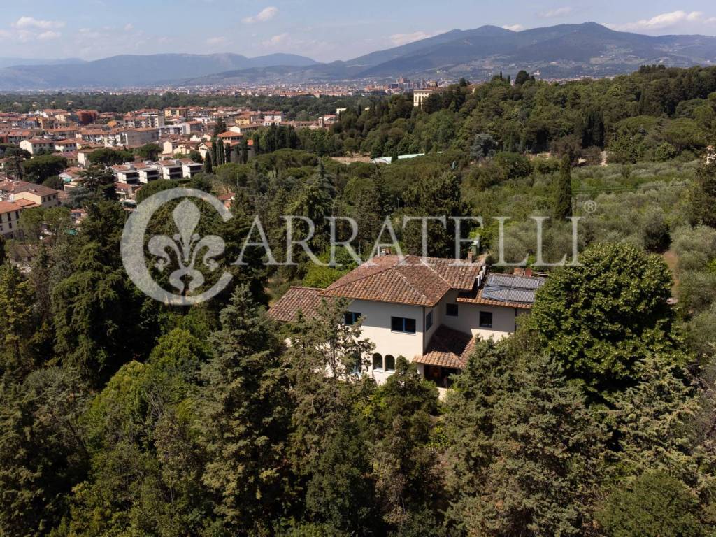 Elegante villa in stile unico con grande giardino 