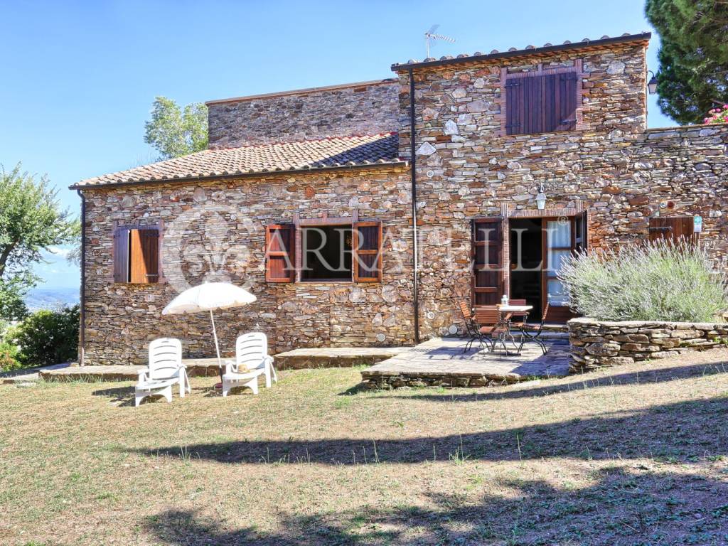 Casale panoramico con azienda agricola a Suvereto