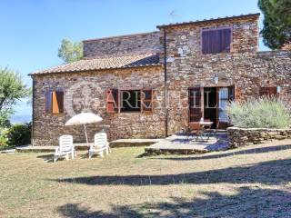 Casale panoramico con azienda agricola a Suvereto