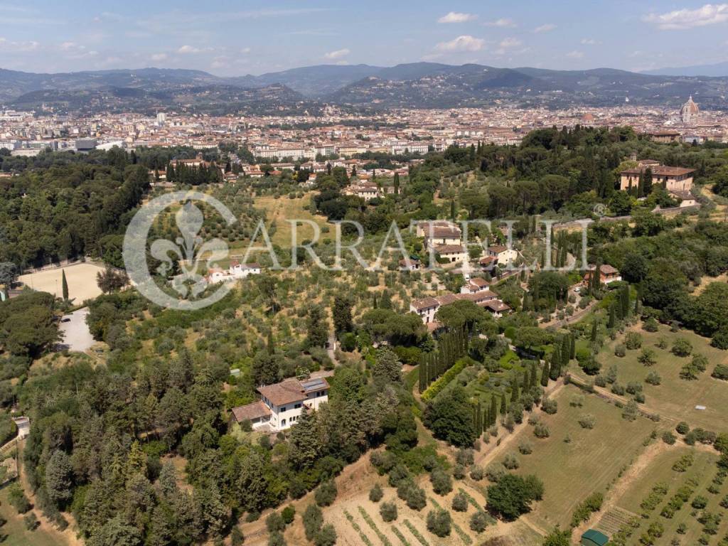 Elegante villa in stile unico con grande giardino 