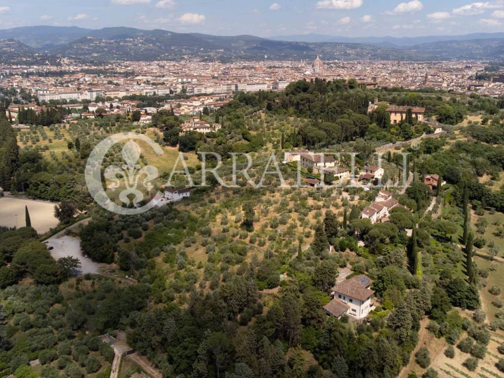 Elegante villa in stile unico con grande giardino 