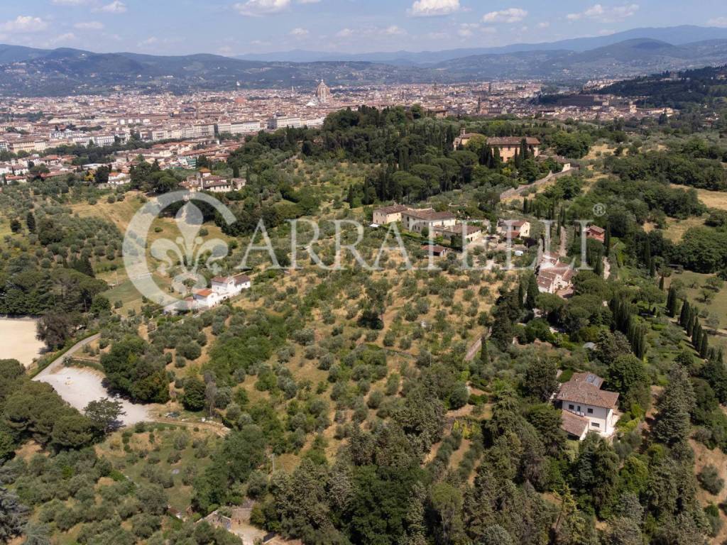 Elegante villa in stile unico con grande giardino 