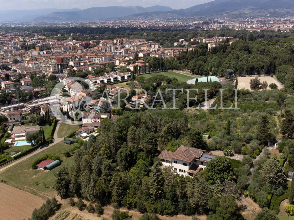 Elegante villa in stile unico con grande giardino 