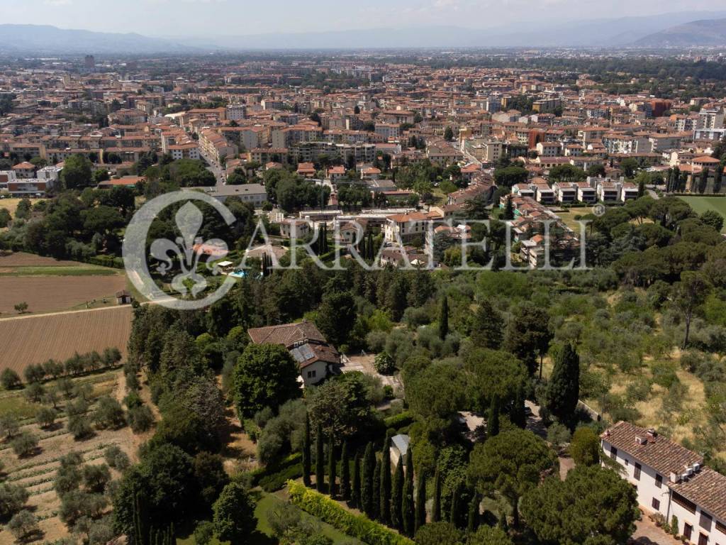 Elegante villa in stile unico con grande giardino 