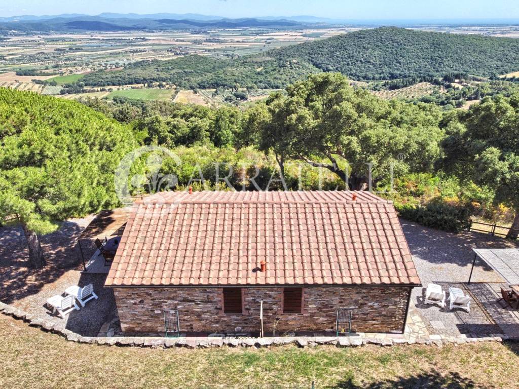 Casale panoramico con azienda agricola a Suvereto