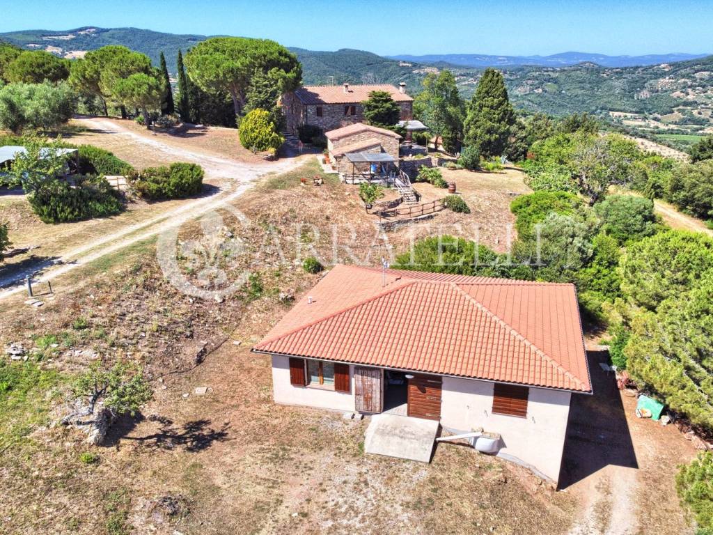 Casale panoramico con azienda agricola a Suvereto