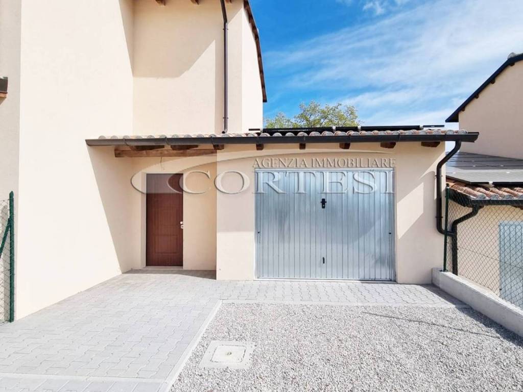 Esterno con giardino, coperto privato e garage 