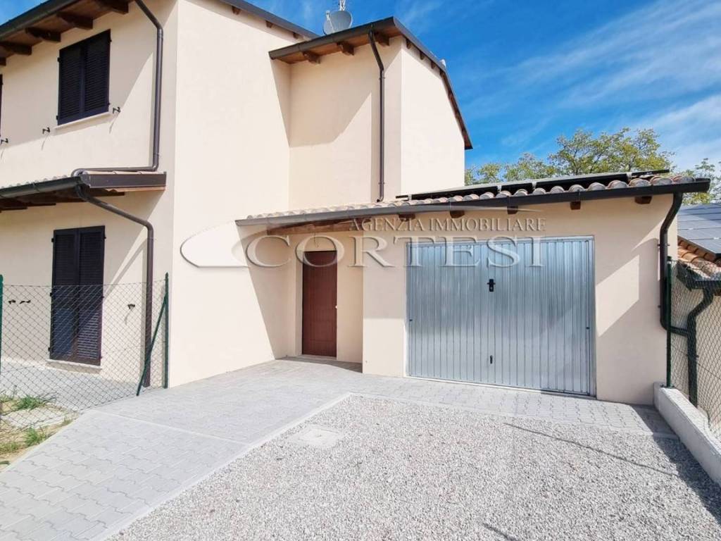 Esterno con giardino, coperto privato e garage 