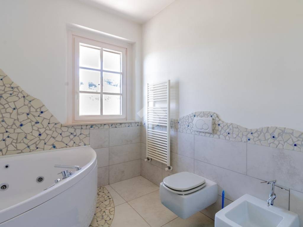 bagno finestrato con vasca