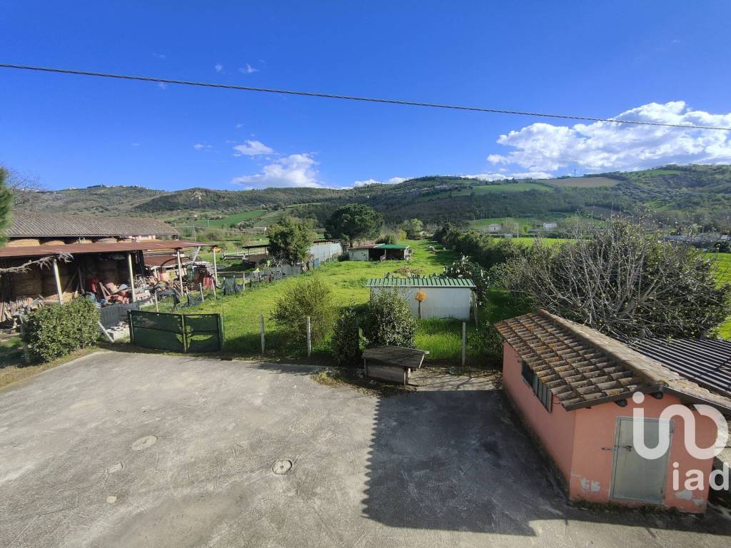 piazzale retro e terreno agricolo