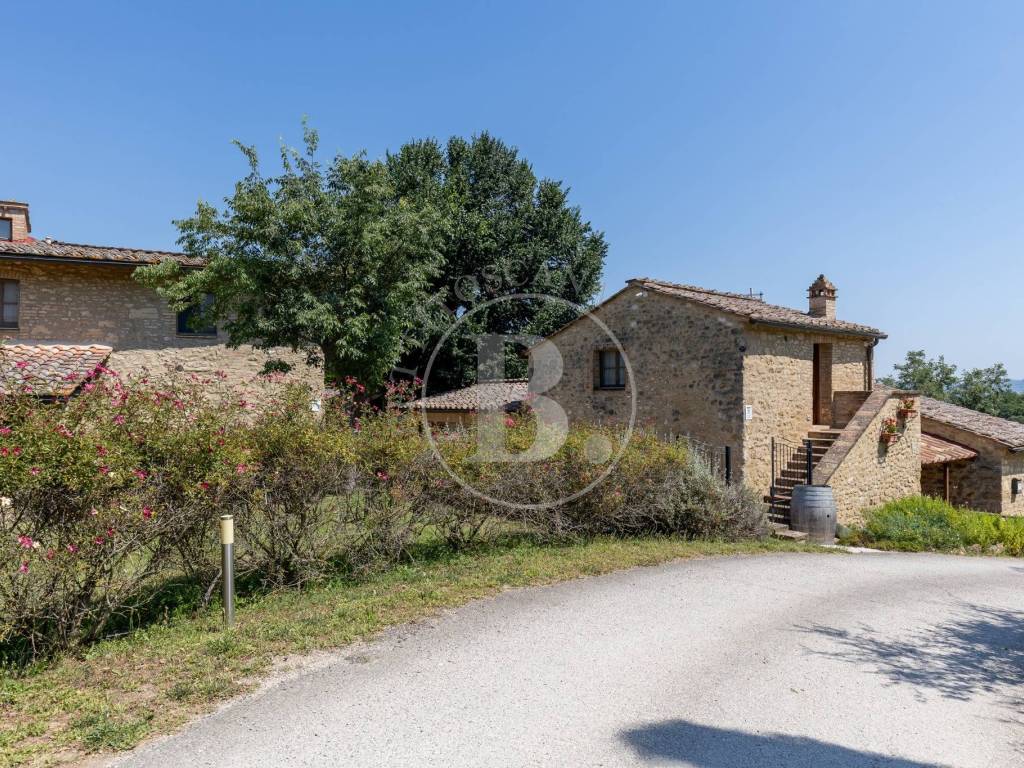 San Gimignano, azienda agrituristica con piscina,