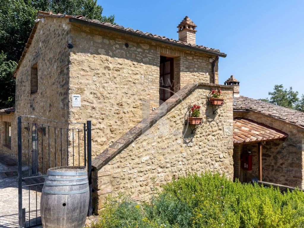 San Gimignano, azienda agrituristica con piscina,