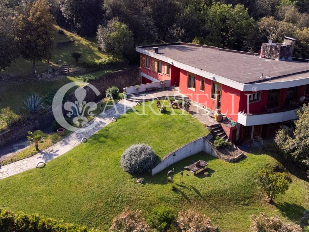 Villa di lusso con piscina e campo da tennis a Fir