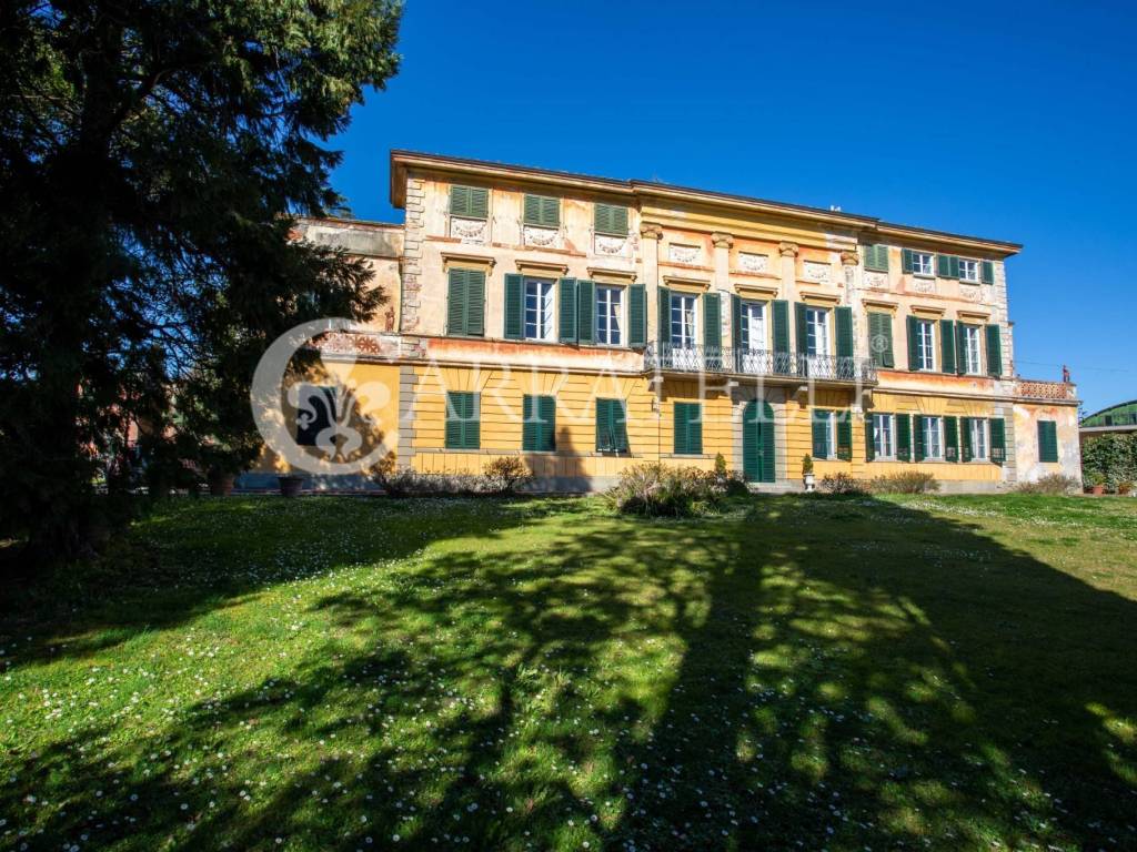 Meravigliosa villa storica con parco vicino Lucca 