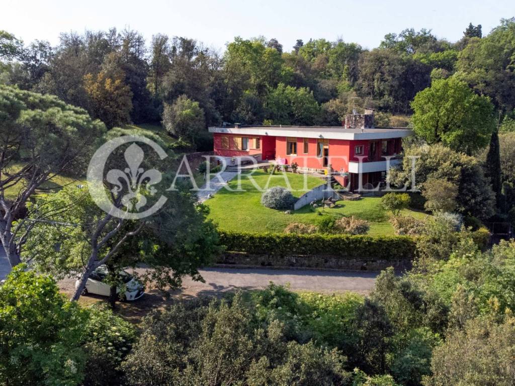 Villa di lusso con piscina e campo da tennis a Fir